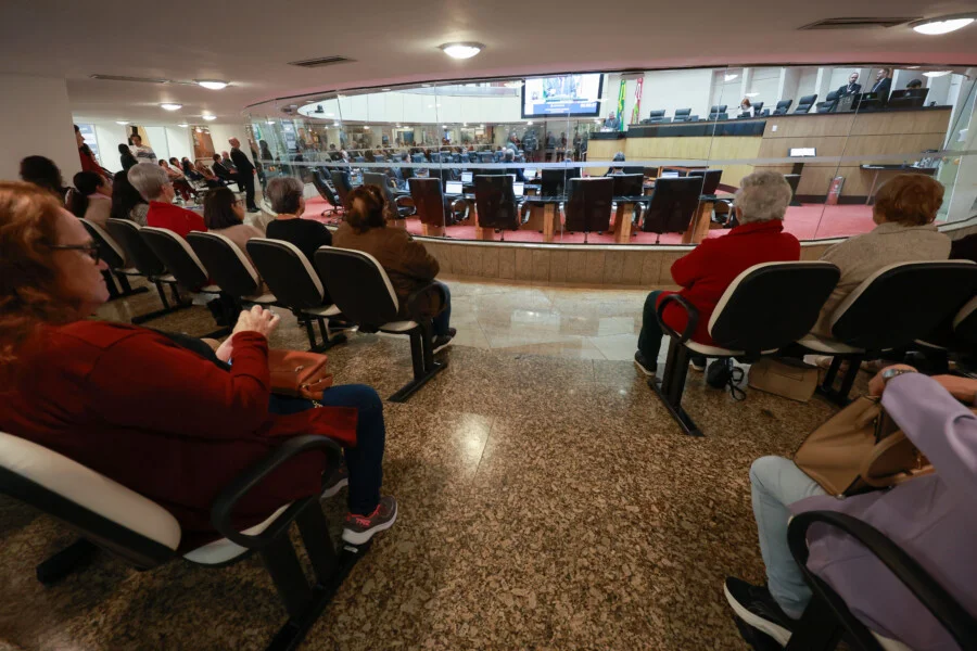 Subestação de Araranguá volta ao debate na Alesc Público acompanha sessão plenária da Alesc em Florianópolis, onde deputados debateram subestação de energia em Araranguá, SC-108, adoção prioritária e pesca da tainha.