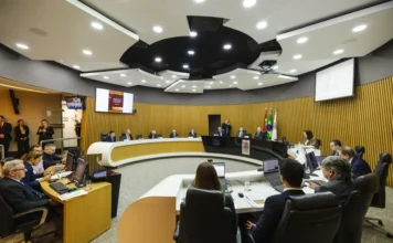 TCE aprova contas de 2025 do Governo de SC Sessão do TCE/SC analisa contas de 2025 do Governo de Santa Catarina, com conselheiros reunidos em plenário.
