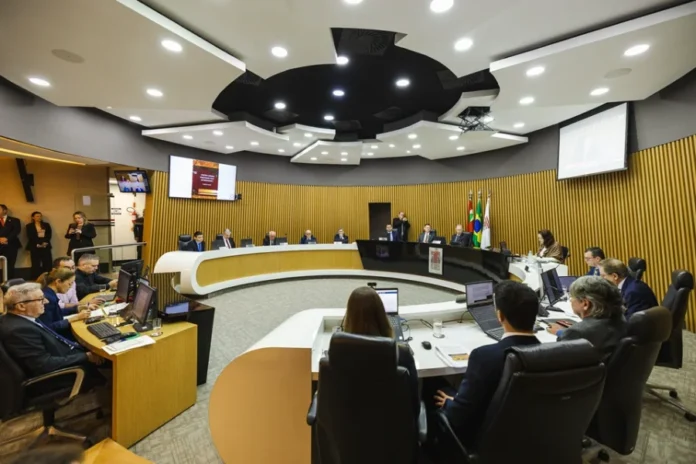 TCE aprova contas de 2025 do Governo de SC Sessão do TCE/SC analisa contas de 2025 do Governo de Santa Catarina, com conselheiros reunidos em plenário.