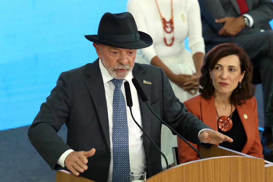 Presidente Lula discursa em evento público antes de participar do G7, onde deve tratar das tarifas dos Estados Unidos sobre produtos brasileiros.
