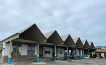 Terminal Rodoviário de Arroio do Silva entra em reforma Terminal Rodoviário de Balneário Arroio do Silva em reforma, com área isolada para obras de revitalização e melhorias na estrutura.
