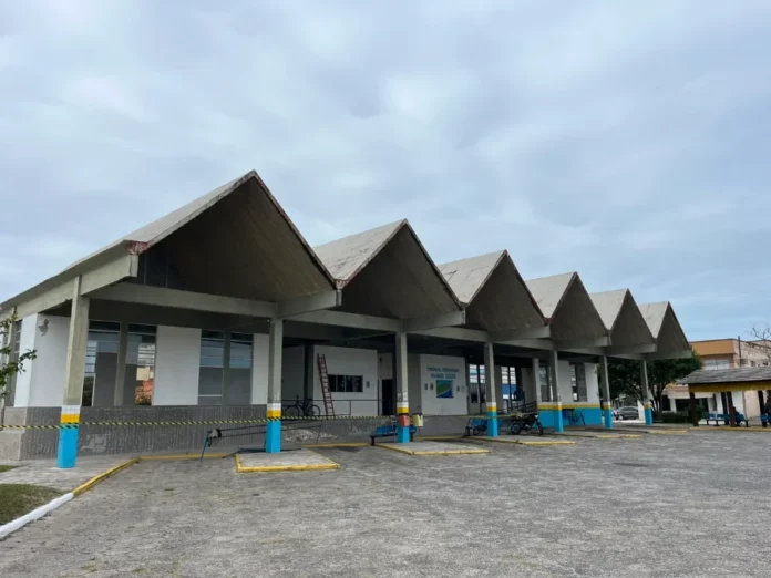 Terminal Rodoviário de Arroio do Silva entra em reforma Terminal Rodoviário de Balneário Arroio do Silva em reforma, com área isolada para obras de revitalização e melhorias na estrutura.