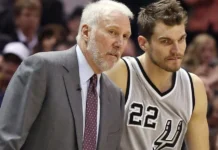 Tiago Splitter assume Chicago Bulls como técnico Tiago Splitter ao lado de técnico durante jogo do San Antonio Spurs na NBA, antes de assumir o Chicago Bulls como treinador