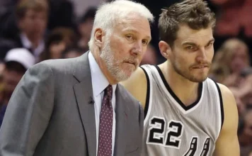 Tiago Splitter assume Chicago Bulls como técnico Tiago Splitter ao lado de técnico durante jogo do San Antonio Spurs na NBA, antes de assumir o Chicago Bulls como treinador