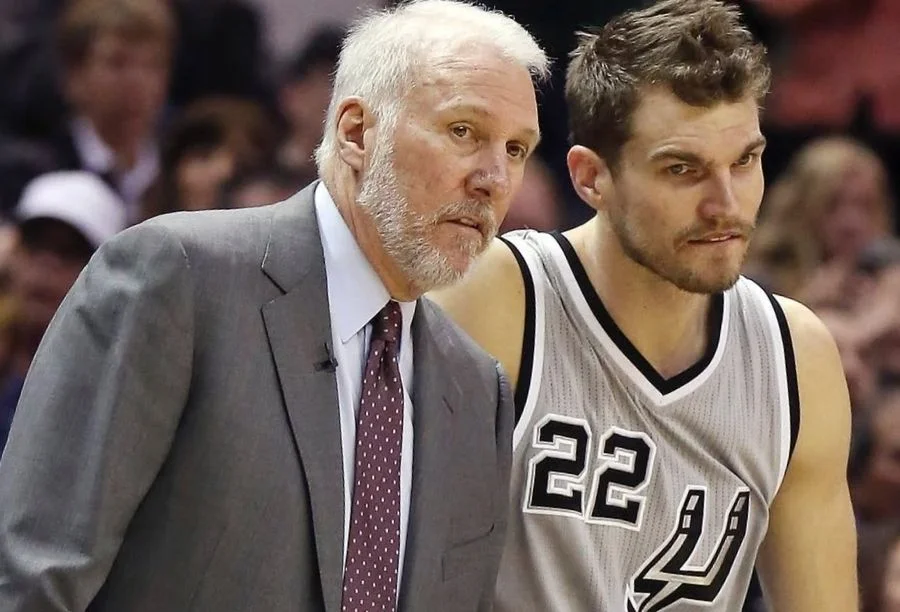 Tiago Splitter ao lado de técnico durante jogo do San Antonio Spurs na NBA, antes de assumir o Chicago Bulls como treinador