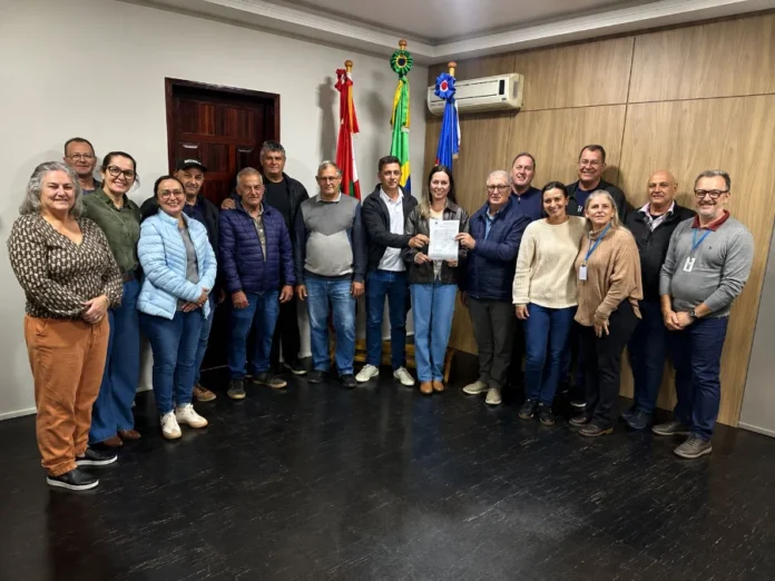 Timbé do Sul terá 12 novas moradias pelo Casa Catarina Prefeito Vilmar Maffiolette, representantes da Prefeitura de Timbé do Sul e integrantes da Construtora Romão durante assinatura do contrato para construção de 12 casas populares pelo Programa Casa Catarina.