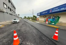 Trânsito pode ter bloqueios durante obra em Araranguá Pavimentação asfáltica na Rua Antônio Manoel Paulino, no bairro Cidade Alta, em Araranguá, com cones sinalizando obra viária