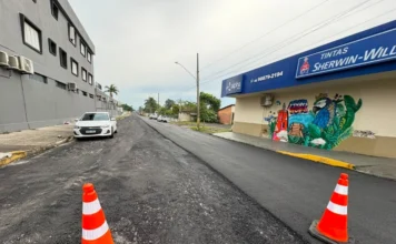 Trânsito pode ter bloqueios durante obra em Araranguá Pavimentação asfáltica na Rua Antônio Manoel Paulino, no bairro Cidade Alta, em Araranguá, com cones sinalizando obra viária