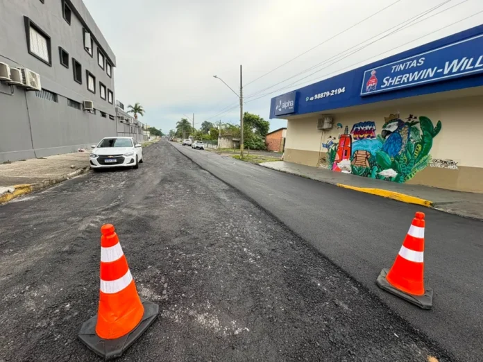 Trânsito pode ter bloqueios durante obra em Araranguá Pavimentação asfáltica na Rua Antônio Manoel Paulino, no bairro Cidade Alta, em Araranguá, com cones sinalizando obra viária