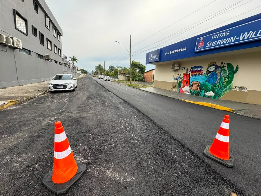 Trânsito pode ter bloqueios durante obra em Araranguá Pavimentação asfáltica na Rua Antônio Manoel Paulino, no bairro Cidade Alta, em Araranguá, com cones sinalizando obra viária