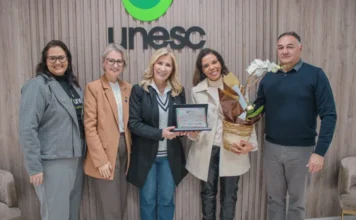 Troféu do Prêmio Unesc homenageia João Carlos Medeiros Representantes da Unesc e familiares durante homenagem a João Carlos Medeiros Rodrigues Júnior no 4º Prêmio Unesc de Jornalismo, em Criciúma