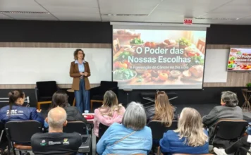 Unesc Araranguá promove aula sobre prevenção do câncer Aula sobre prevenção do câncer na Unesc Araranguá orienta lideranças comunitárias sobre hábitos saudáveis e autocuidado