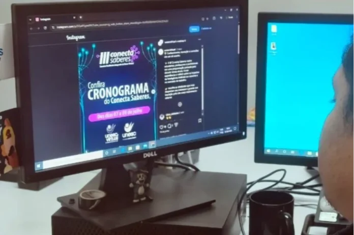 Unesc Virtual promove evento gratuito sobre IA em julho Pessoa acompanha em computador a divulgação do cronograma do Conecta Saberes da Unesc Virtual, evento gratuito sobre inteligência artificial e perspectivas profissionais.