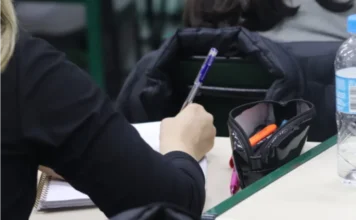 Unesc abre inscrições para Universidade Gratuita 2026 Estudante faz anotações em sala de aula da Unesc durante período de inscrições para o Programa Universidade Gratuita 2026 em Santa Catarina.