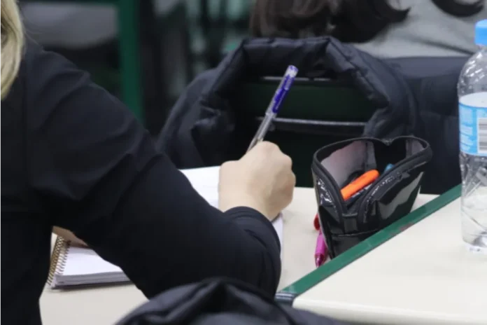 Unesc abre inscrições para Universidade Gratuita 2026 Estudante faz anotações em sala de aula da Unesc durante período de inscrições para o Programa Universidade Gratuita 2026 em Santa Catarina.