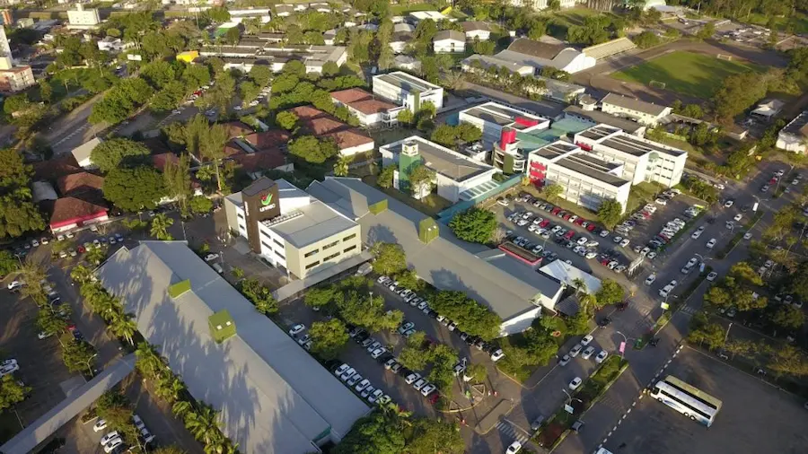 Unesc aponta desafios da expansão urbana no Sul de SC Vista aérea do campus da Unesc em Criciúma, referência em Engenharia Civil, planejamento urbano e infraestrutura no Sul de SC