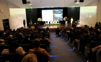 Unesc aposta em formação para impulsionar turismo no Sul Lançamento da Escola de Turismo da Unesc reúne público no Auditório Ruy Hülse, em Criciúma, para apresentar cursos de formação voltados ao turismo no Sul de Santa Catarina.