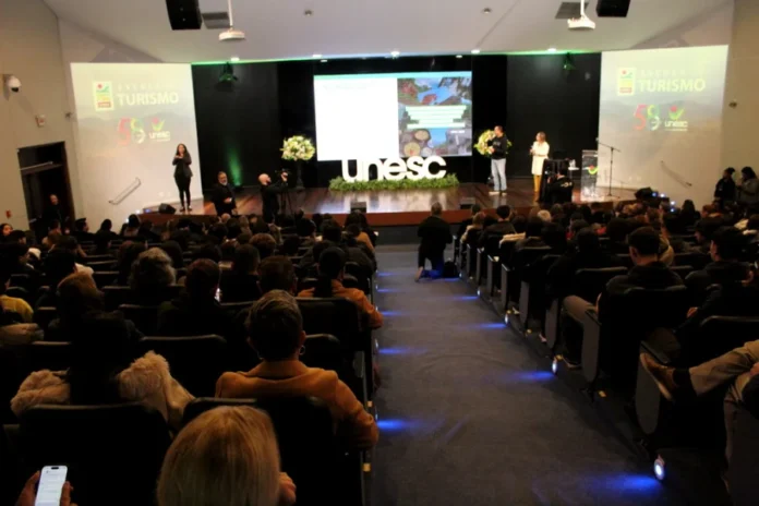 Unesc aposta em formação para impulsionar turismo no Sul Lançamento da Escola de Turismo da Unesc reúne público no Auditório Ruy Hülse, em Criciúma, para apresentar cursos de formação voltados ao turismo no Sul de Santa Catarina.