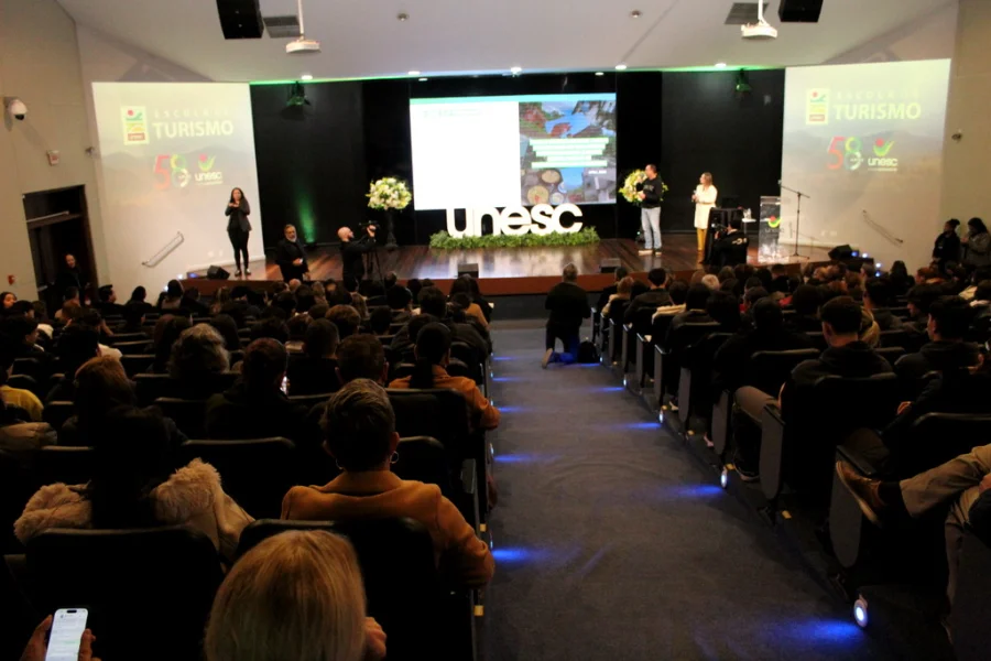 Unesc aposta em formação para impulsionar turismo no Sul Lançamento da Escola de Turismo da Unesc reúne público no Auditório Ruy Hülse, em Criciúma, para apresentar cursos de formação voltados ao turismo no Sul de Santa Catarina.