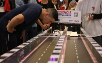 Unesc é finalista em prêmio internacional de sustentabilidade Estudante observa carrinho de brinquedo em pista de corrida miniatura durante o projeto Ciência da Velocidade da Unesc, iniciativa finalista do prêmio de sustentabilidade e inovação Green Gown Awards 2026.