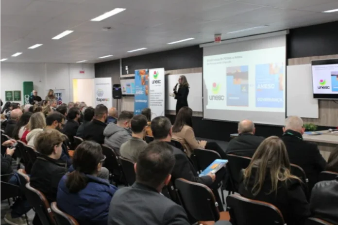 Unesc entrega planos de desenvolvimento da Amesc Unesc apresenta planos de desenvolvimento da Amesc durante evento com representantes regionais e lideranças em auditório