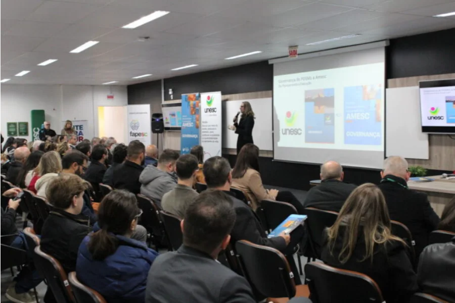 Unesc apresenta planos de desenvolvimento da Amesc durante evento com representantes regionais e lideranças em auditório