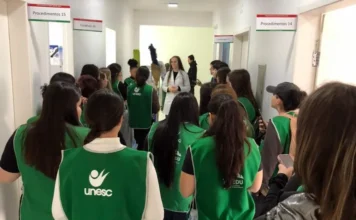 Unesc leva 270 estudantes a UBS de Criciúma em ação Estudantes da Unesc visitam Unidade Básica de Saúde em Criciúma durante atividade de extensão sobre Atenção Primária à Saúde