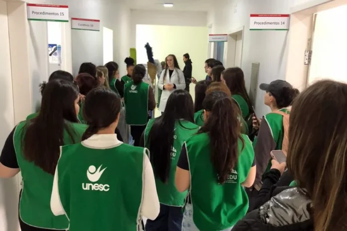 Unesc leva 270 estudantes a UBS de Criciúma em ação Estudantes da Unesc visitam Unidade Básica de Saúde em Criciúma durante atividade de extensão sobre Atenção Primária à Saúde