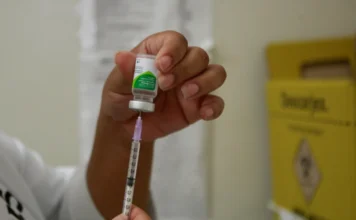 Vacina da gripe segue disponível para moradores do Arroio Profissional prepara dose da vacina contra gripe Influenza em unidade de saúde de Balneário Arroio do Silva.