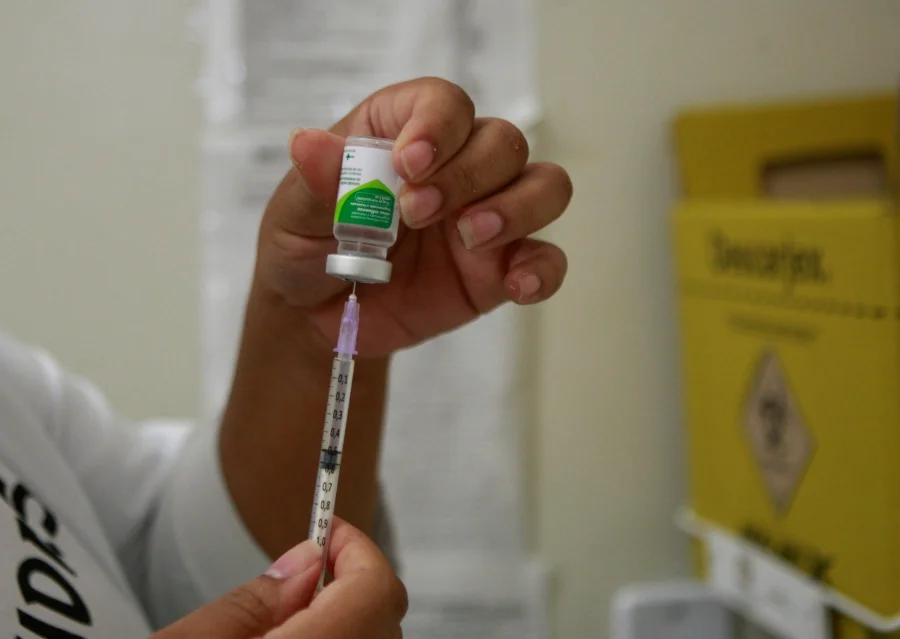 Vacina da gripe segue disponível para moradores de Arroio Profissional prepara dose da vacina contra gripe Influenza em unidade de saúde de Balneário Arroio do Silva.