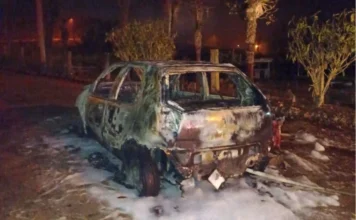 Veículo pega fogo em via pública em Cocal do Sul Veículo destruído por incêndio em via pública no bairro Rio Perso, em Cocal do Sul, após combate dos bombeiros