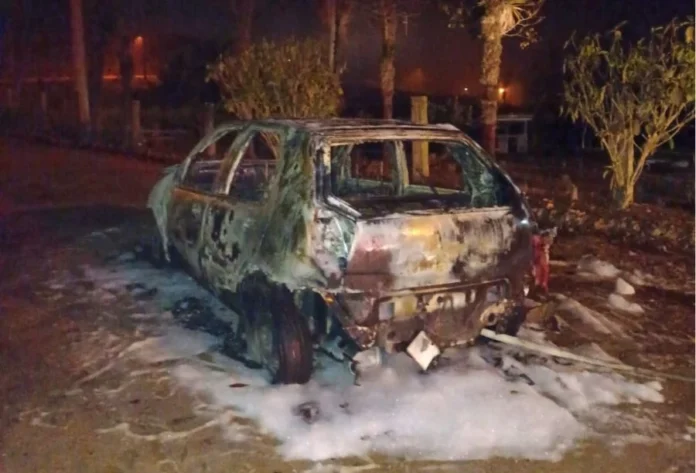 Veículo pega fogo em via pública em Cocal do Sul Veículo destruído por incêndio em via pública no bairro Rio Perso, em Cocal do Sul, após combate dos bombeiros