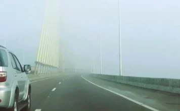 ViaCosteira alerta motoristas sobre neblina na BR-101 Veículo trafega em trecho de rodovia com neblina intensa na BR-101 Sul/SC, em alerta da ViaCosteira sobre segurança viária e baixa visibilidade.