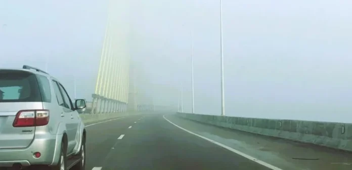 ViaCosteira alerta motoristas sobre neblina na BR-101 Veículo trafega em trecho de rodovia com neblina intensa na BR-101 Sul/SC, em alerta da ViaCosteira sobre segurança viária e baixa visibilidade.