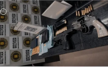 Dupla é presa com armas e dinheiro falso em Capão