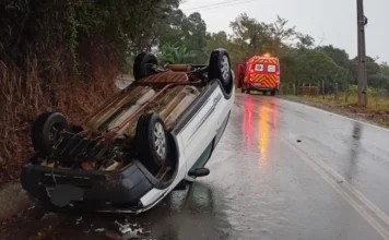 Motorista fica ferida após capotamento em Urussanga