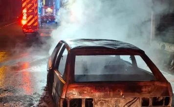 Carro é destruído por incêndio em Praia Grande