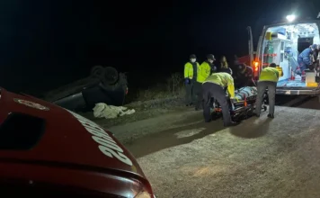 Motorista fica ferida após carro atingir poste e capotar em Meleiro