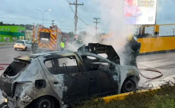 Incêndio destrói carro estacionado em Criciúma
