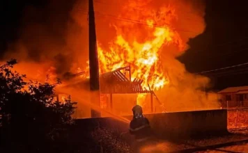 Casa de madeira é destruída por incêndio em Turvo