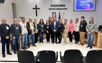Workshop em Timbé do Sul debate turismo nas redes Participantes do workshop O Turismo Começa na Tela no Plenário da Câmara de Vereadores de Timbé do Sul, em encontro sobre turismo regional e marketing digital