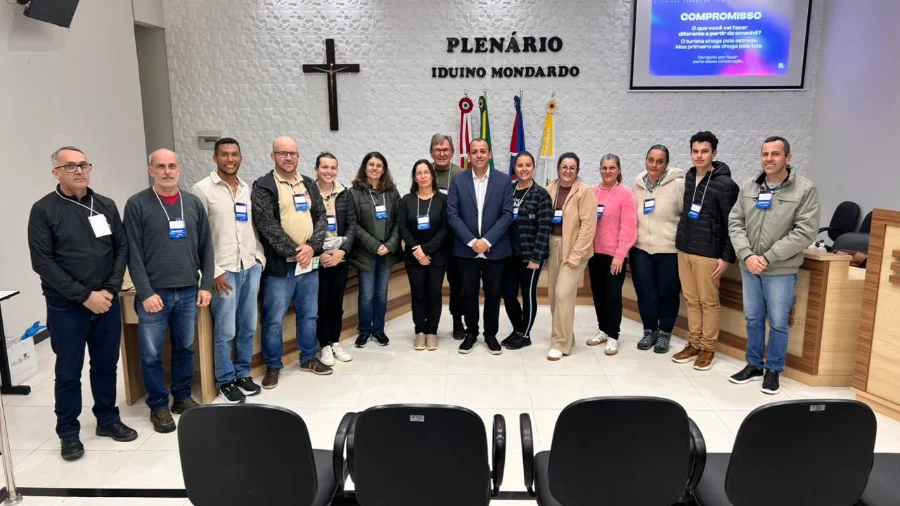 Participantes do workshop O Turismo Começa na Tela no Plenário da Câmara de Vereadores de Timbé do Sul, em encontro sobre turismo regional e marketing digital