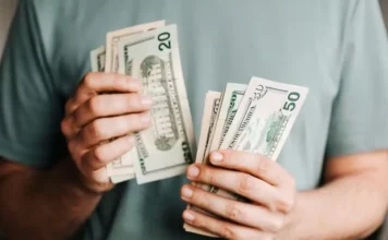 Dólar recua e Bolsa sobe com exterior no radar