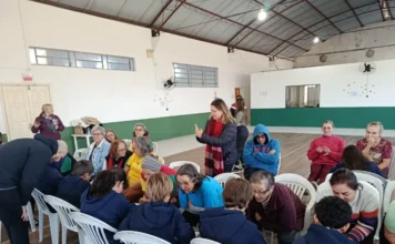 Escola de Sombrio promove projeto sobre envelhecimento Estudantes da EEB Catulo da Paixão Cearense participam de atividade intergeracional com idosos no CITI em Sombrio durante projeto sobre envelhecimento e valorização da pessoa idosa.