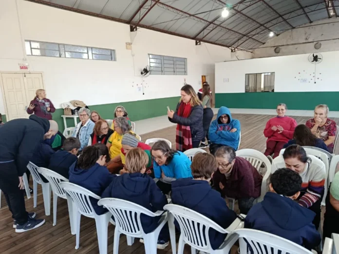 Escola de Sombrio promove projeto sobre envelhecimento Estudantes da EEB Catulo da Paixão Cearense participam de atividade intergeracional com idosos no CITI em Sombrio durante projeto sobre envelhecimento e valorização da pessoa idosa.