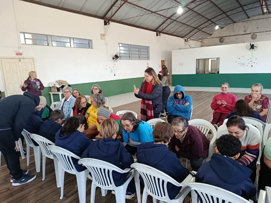 Escola de Sombrio promove projeto sobre envelhecimento Estudantes da EEB Catulo da Paixão Cearense participam de atividade intergeracional com idosos no CITI em Sombrio durante projeto sobre envelhecimento e valorização da pessoa idosa.