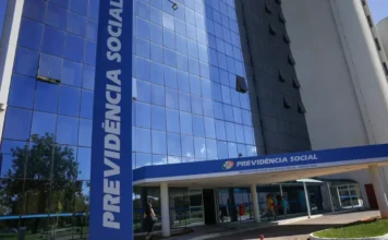 Fila do INSS cai ao menor nível em 21 meses Fachada de prédio da Previdência Social e do INSS, relacionado à redução da fila de pedidos de benefícios previdenciários no Brasil.