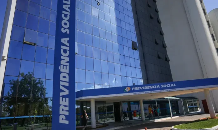 Fila do INSS cai ao menor nível em 21 meses Fachada de prédio da Previdência Social e do INSS, relacionado à redução da fila de pedidos de benefícios previdenciários no Brasil.