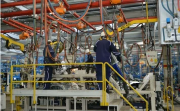 Indústria de SC cresce o dobro da média nacional Trabalhadores atuam em linha de produção da indústria em Santa Catarina, setor que registrou alta no emprego formal em 2026 segundo o Novo Caged.