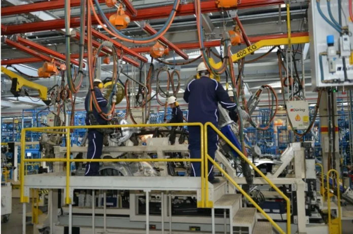 Indústria de SC cresce o dobro da média nacional Trabalhadores atuam em linha de produção da indústria em Santa Catarina, setor que registrou alta no emprego formal em 2026 segundo o Novo Caged.